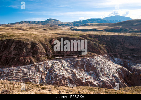 Salinas de Maras, pré inca mine de sel traditionnels à Maras champ près de Cuzco au Pérou, la Vallée Sacrée Banque D'Images