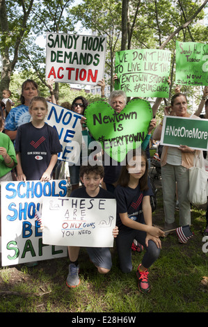 Newtown résidents posent pour une photo à la deuxième édition de mars Pont de Brooklyn et un rassemblement pour mettre fin à la violence armée, le 14 juin 2014. Banque D'Images