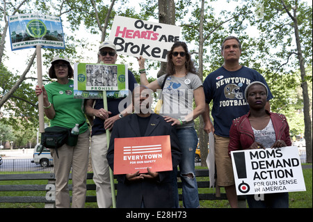 Newtown résidents à la deuxième édition de mars Pont de Brooklyn et un rassemblement pour mettre fin à la violence armée, le 14 juin 2014. Banque D'Images