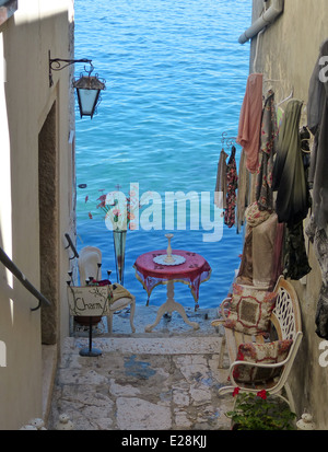 Une boutique en bas des escaliers de la mer avec les éléments affichés à l'extérieur Banque D'Images