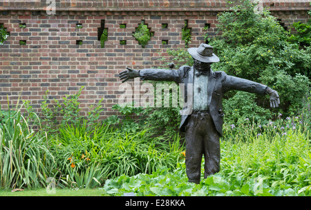 Sculpture en bronze de l'épouvantail à Kew Gardens. L'Angleterre Banque D'Images