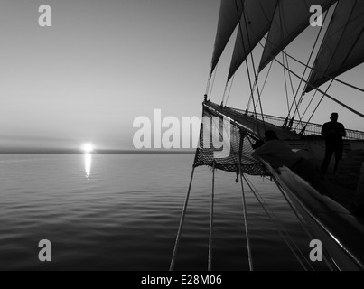 Vue du coucher de soleil à partir de Royal Clipper montrant l'avant du navire Banque D'Images