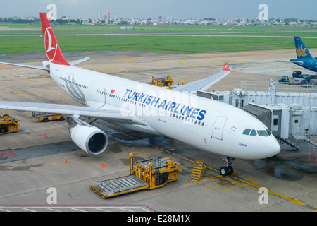 Turkish Airlines avion Airbus A330 à un terminal de l'aéroport Banque D'Images