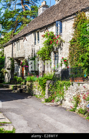 Une ruelle de jolis cottages en pierre mitoyenne dans le village de Castle Combe Cotswolds dans le Wiltshire. Banque D'Images