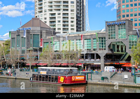 Yarra River et centre commercial Southgate (Mall), Melbourne, Australie, avec bateau de tourisme Banque D'Images