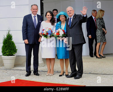 Bratislava, Slovaquie. 15 Juin, 2014. Nouveau président slovaque Andrej Kiska, gauche, accompagné de sa femme Martina, 2ème à gauche, est accueilli par le président sortant Ivan Gasparovic, droite, et sa femme Silvia, 2ème à droite, au palais présidentiel à Bratislava, Dimanche 15 Juin, 2014. Kiska est le quatrième chef de l'Etat depuis la création de la Slovaquie indépendante en 1993. Crédit : Jan Koller/CTK Photo/Alamy Live News Banque D'Images