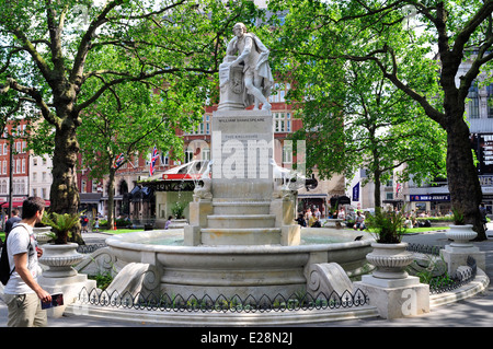 Une vue générale de la statue de Shakespeare à Leicester Square, Londres, Royaume-Uni. Banque D'Images