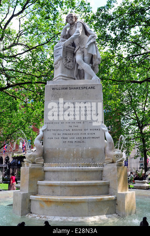 Une vue rapprochée de la statue de Shakespeare à Leicester Square, Londres, Royaume-Uni. Banque D'Images