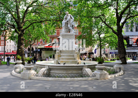 Une vue générale de la statue de Shakespeare à Leicester Square, Londres, Royaume-Uni. Banque D'Images