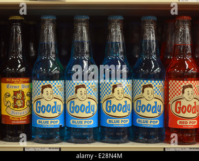 Bouteilles de soda avec retro vintage labels dans Albertson's Supermarket à Jackson Hole, Wyoming. Banque D'Images