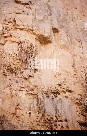 16 novembre 2013 grimpeur face au canyon de la Piedra Parada, Gualjaina, Chubut, Patagonie, Argentine Banque D'Images