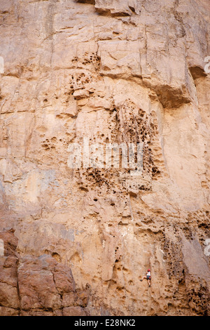 16 novembre 2013 grimpeur face au canyon de la Piedra Parada, Gualjaina, Chubut, Patagonie, Argentine Banque D'Images