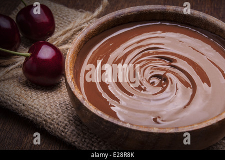 Bol de crème au chocolat Banque D'Images