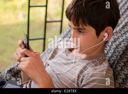 Teen boy écoute la musique Banque D'Images