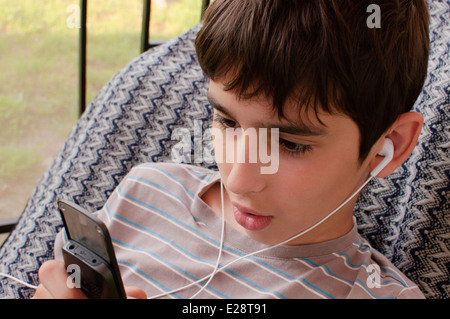 Teen boy écoute la musique Banque D'Images