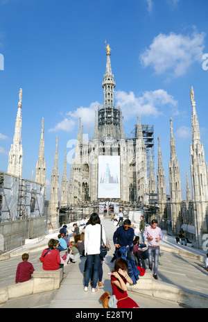 Visiteurs sur le haut de la cathédrale Duomo de Milan, Italie Banque D'Images