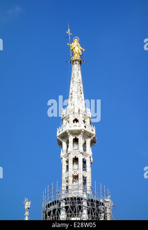 Vierge Marie statue sur le sommet de la cathédrale Duomo de Milan, Italie Banque D'Images