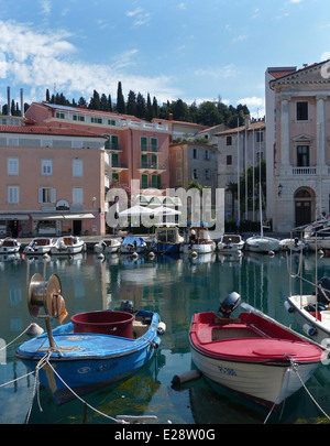 Le port de plaisance ou à Piran, Slovénie avec bateaux rouge et bleu Banque D'Images