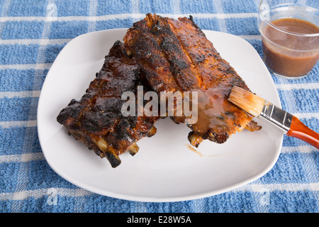 Côtes levées barbecue sur place avec une sauce poivre blanc Banque D'Images