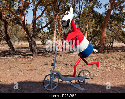 Un cheval de l'étain sur l'étain l'autoroute en Australie occidentale Banque D'Images