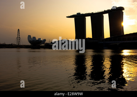 Marina Bay Sands Hotel, le Musée ArtScience et Singapore Flyer tôt le matin. Banque D'Images
