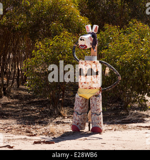 Un cheval de l'étain sur l'étain l'autoroute en Australie occidentale Banque D'Images