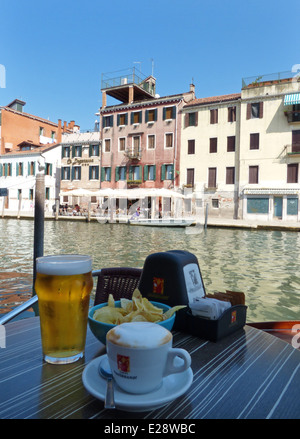 Une bière et un café dans un café de la chaussée à Venise Banque D'Images