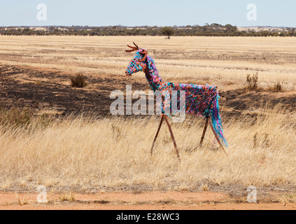 Un cheval de l'étain sur l'étain l'autoroute en Australie occidentale Banque D'Images