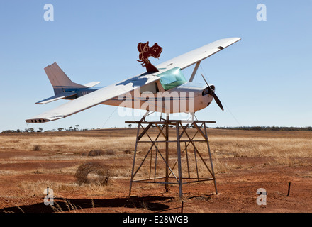 Un cheval de l'étain sur l'étain l'autoroute en Australie occidentale Banque D'Images