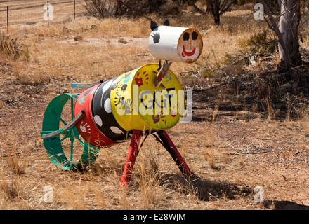 Un cheval de l'étain sur l'étain l'autoroute en Australie occidentale Banque D'Images