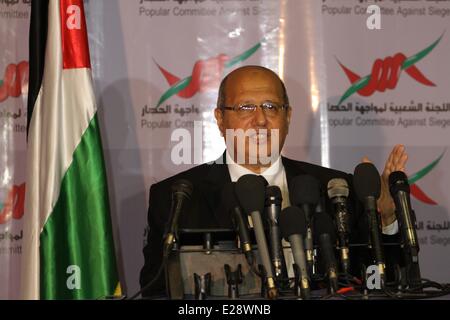 La ville de Gaza, bande de Gaza, territoire palestinien. 17 Juin, 2014. Sous-palestiniens du Conseil législatif, Jamal al-khoudary, prend la parole lors d'une conférence de presse pour discuter de la question du point de passage de Rafah à Gaza le 17 juin 2014 Crédit : Mohammed Asad APA/Images/ZUMAPRESS.com/Alamy Live News Banque D'Images