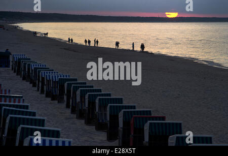 Usedom, Allemagne. 16 Juin, 2014. Les touristes à pied le long de la plage pendant le coucher du soleil sur la mer Baltique Zinnowitz resort sur l'île d'Usedom, Allemagne, 16 juin 2014. Photo : Stefan Sauer/ZB/dpa/Alamy Live News Banque D'Images