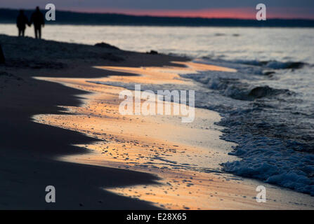 Usedom, Allemagne. 16 Juin, 2014. Les touristes à pied le long de la plage pendant le coucher du soleil sur la mer Baltique Zinnowitz resort sur l'île d'Usedom, Allemagne, 16 juin 2014. Photo : Stefan Sauer/ZB/dpa/Alamy Live News Banque D'Images