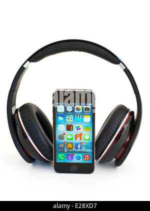 Apple iPhone 5s avec Beats by Dr. Dre Studio casques. Banque D'Images