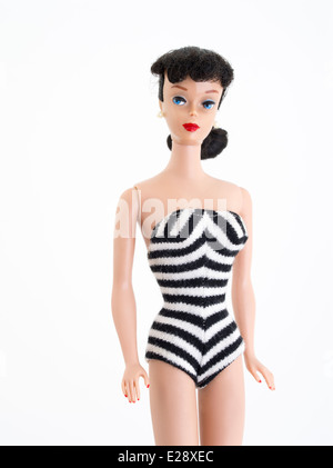 Poupée Barbie de mode par Mattel créé d'abord 1959 brunette, queue de cheval, maillot de bain zébré noir et blanc, jambe droite.1961 boucles d'oreilles en perles, sourcils Banque D'Images