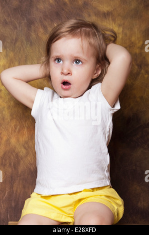 Portrait d'une petite fille du bâillement Banque D'Images