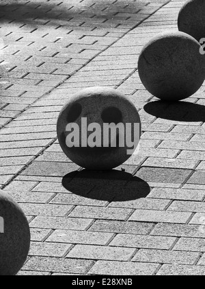 Une balle de béton avec des graffitis de smiley Banque D'Images