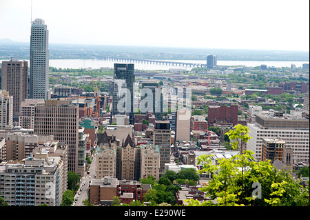 Vue de la ville de Montréal à partir de la plaza sur le mont Royal Hill Lookout. Banque D'Images