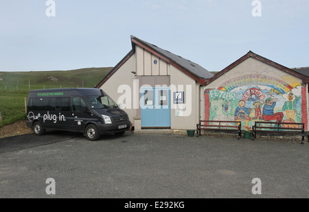 Aswan Aswan et minibus électriques interpretive centre Houbie Aswan Shetland Ecosse Juin 2014 Banque D'Images