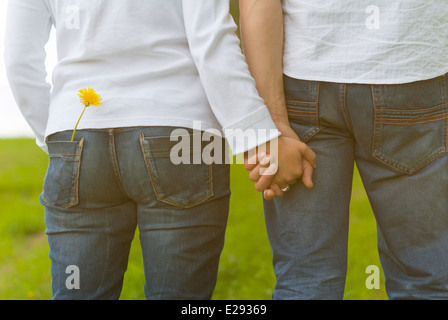 Couple d'amoureux se tenant la main. Banque D'Images