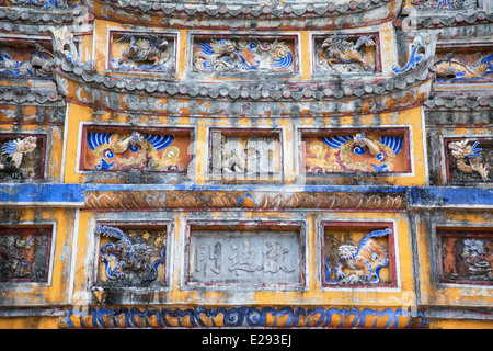 Détail de la porte à l'intérieur de Palais Impérial de citadelle (Site du patrimoine mondial de l'UNESCO), de teinte, de Thua Thien-Hue, Vietnam Banque D'Images