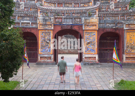 Couple en train de marcher à l'intérieur de Palais Impérial de citadelle (Site du patrimoine mondial de l'UNESCO), de teinte, de Thua Thien-Hue, Vietnam Banque D'Images