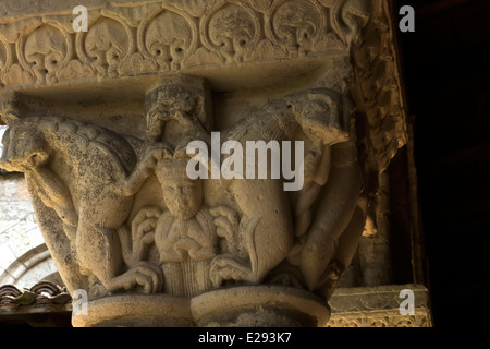 Personnages historiques, animale, humaine sculptée sur capitale de la colonne à l'Abbaye Saint-Pierre de Moissac, France. Banque D'Images