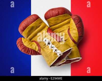 Vieux Gants de boxe rouge et jaune sur le drapeau Français Banque D'Images