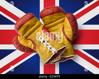 Vieux Gants de boxe rouge et jaune sur l'Union jack flag Banque D'Images