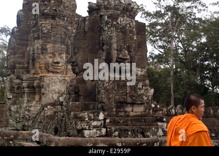 Les moines bouddhistes dans l'intérieur de temple Bayon. Angkor Thom. Angkor Thom a été construit sous la forme d'un carré dont les côtés suivent exactement Banque D'Images