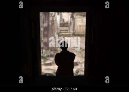 Les moines bouddhistes dans l'intérieur de temple Bayon. Angkor Thom. Angkor Thom a été construit sous la forme d'un carré dont les côtés suivent exactement Banque D'Images