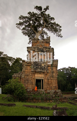 Le moine bouddhiste aux temples de Prasat Suor Prat & Kleangs. Angkor Thom. Édifice de grès rectangulaire placé en face de la Terrasse Banque D'Images