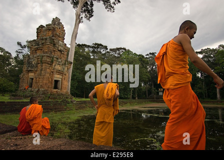 Le moine bouddhiste aux temples de Prasat Suor Prat & Kleangs. Angkor Thom. Édifice de grès rectangulaire placé en face de la Terrasse Banque D'Images