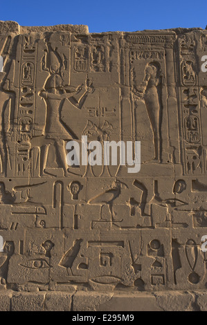 L'Égypte. Le complexe du temple de Karnak. Relief représentant le pharaon Ramsès II Faire une offrande au dieu Ptah. Banque D'Images